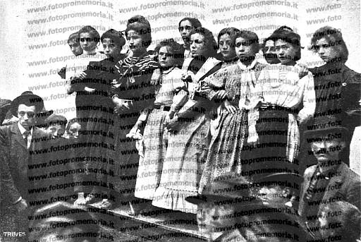 Milano, 1902. Un gruppo di giovani operaie, apprendiste nei laboratori di sartoria e modisteria, che hanno aderito allo sciopero delle 'piscinine'.